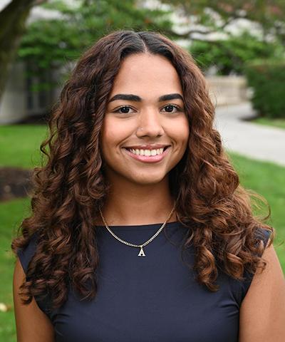 Headshot of Yarleny Andeliz.